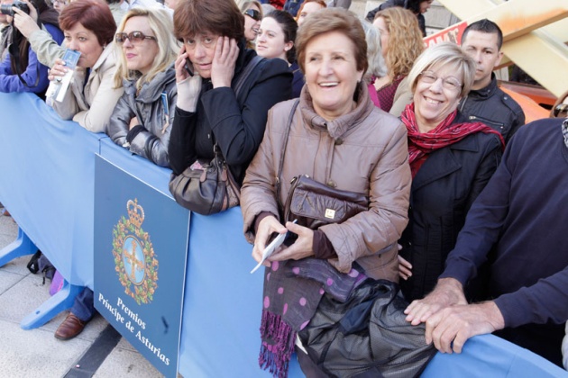 Los asturianos apostados frente al Campoamor se volcaron con los premiados y las diferentes personalidades que acudieron a la ceremonia de entrega.