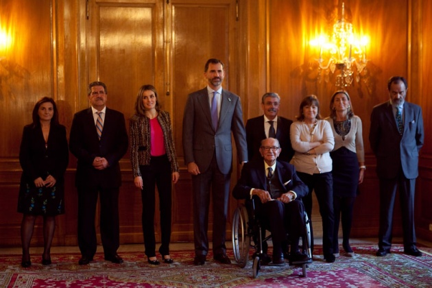 Los Prncipes de Asturias con representantes de la Fundacin Cespa.