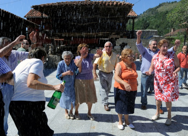 La Fundacin Prncipe distingue a la localidad con ms hrreos y paneras de Asturias por haber defendido su carcter rural y tradicional ante la presin de un entorno industrial y urbano.